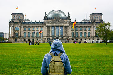 Junger Mensch vor dem Deutschen Bundestag in Berlin