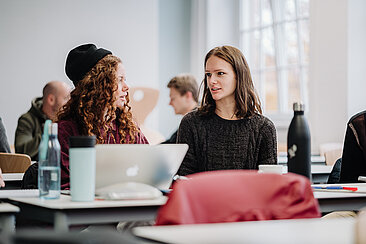 Zwei Studentinnen im Gespräch